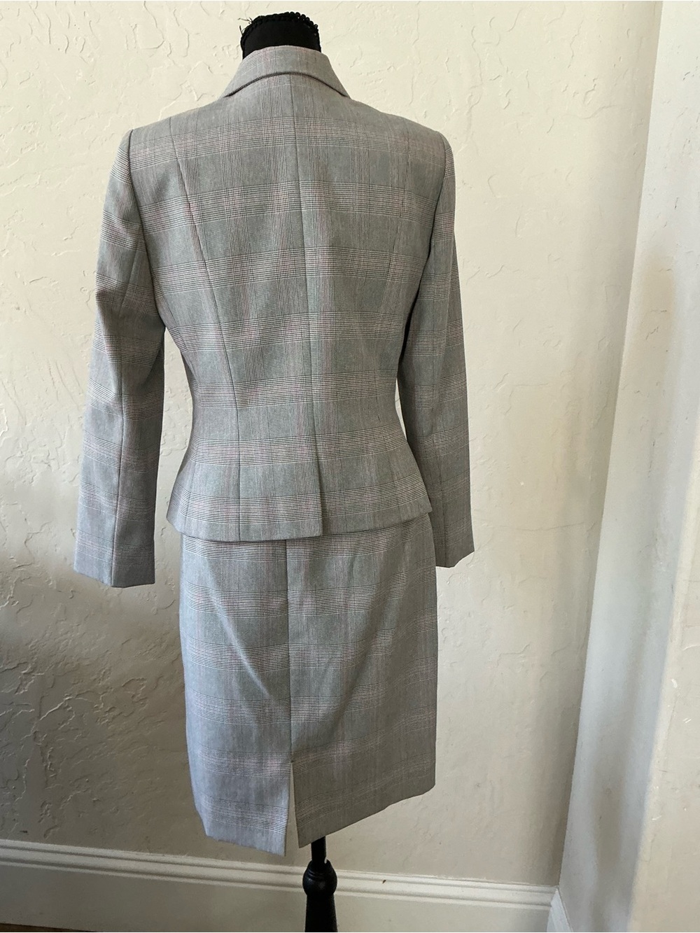 Tahari Light Gray Plaid Women's Suit Jacket & Skirt - Picture 2 of 2